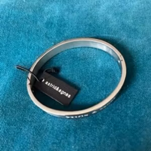 Armringen kia stål Astrid och Agnes