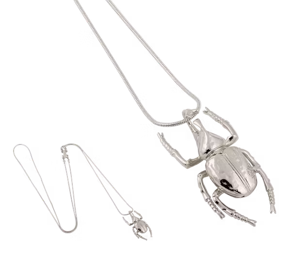 Halsband i form av en skalbagge i silverfärg