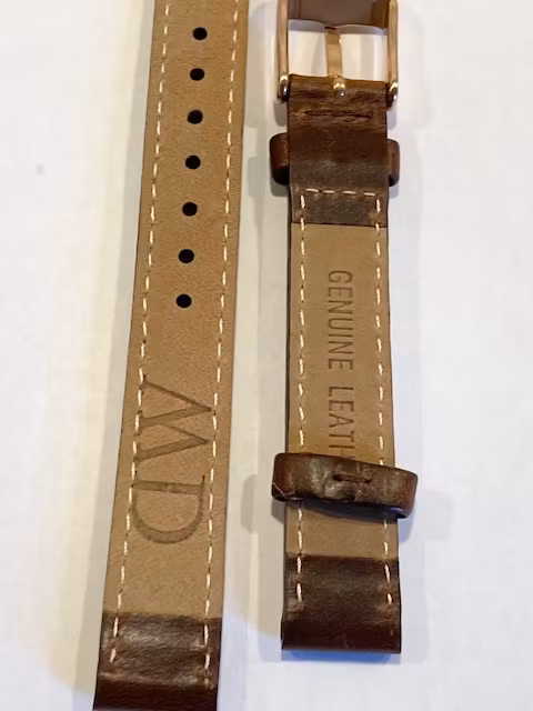 Klassiskt kklockarmband till Daniel Wellingtonarmbandsur Brunt läder med rosé plated spänne. Finns hos Ericsson UrochGuld/Jemasmix, Outlet.