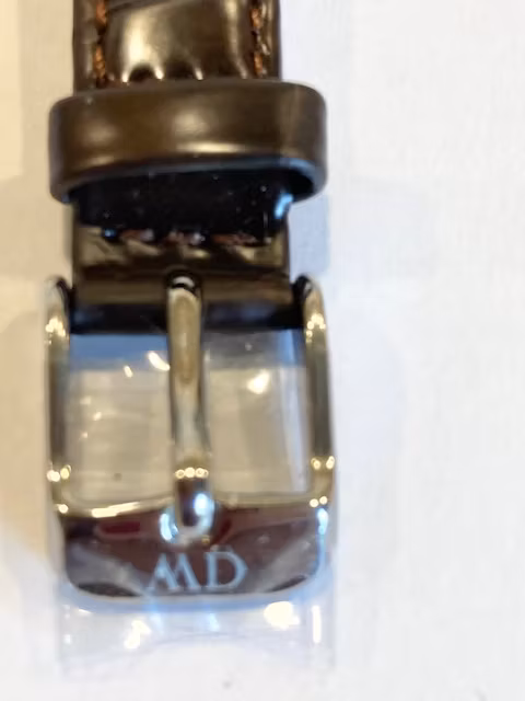 Klassiskt krokopräglat brunt klockarmband Daniel Wellington Hos Jemasmix Outlet EricsssonUr och Guld 13 mm