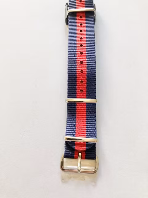 Natoklockarmband Färg röd och blå med stålspänne Ericsson Ur och Guld