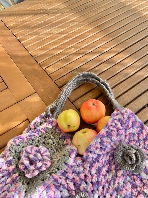 Handgjord virkad väska Design Jemasmix väskan är virkad av rosa och gråa mormorsutor som är dekorerade med rosa och grå rosor Design Jemasmix hos Ericsson Ur och Guld