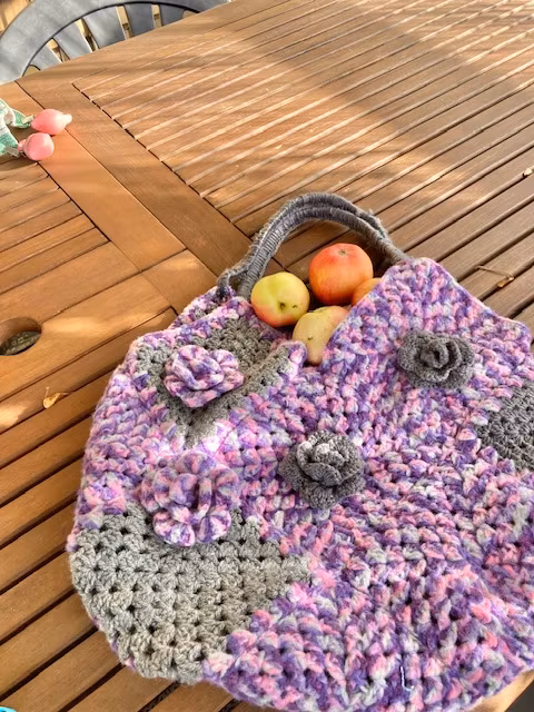 Handgjord virkad väska. Mormorsrutor som är dekorerade med grå och rosa rosor Design Jemasmix hos Ericsson Ur och Guld