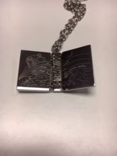 halsband i form av en bok silverfärg