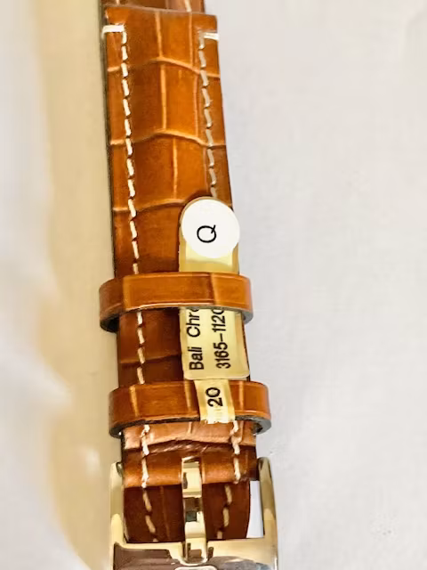 klockarmband i brunt kraftigt läder med vita stickningar. Bredd 20 mm Outlet hos Ericsson Ur och Guld