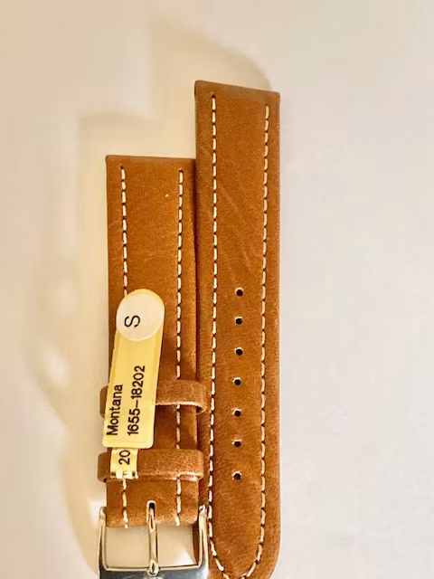 SPORTIGT KRAFTIGT KLOCKARMBAND. BRUNT LÄDER MED VITA STICKNINGAR