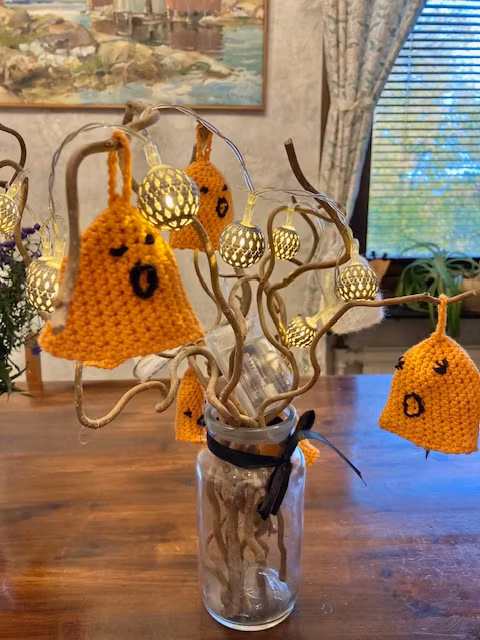8 st handgjorda virkad halloween spöken hos Jemasmix/ericssonurochguld.se