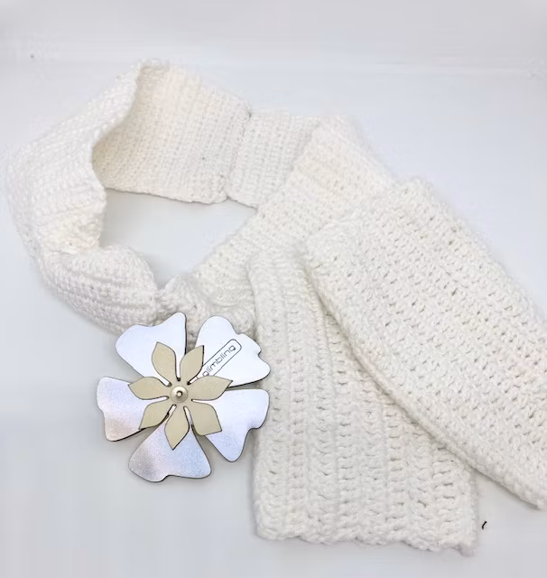 Vintervita handgjorda handledsvärmare och pannband matchade me en reflexbrosch