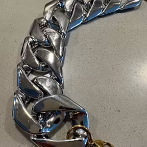 Brett Silvefärgat armband från By Odahl!