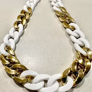 Guldvitt halsband från By Odahl - Trendig stil och lätt att bära!