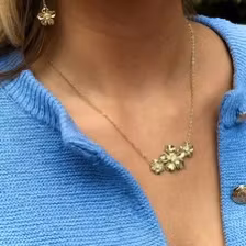 La fleur multi guldhalsband med blomhänge från Ioaku