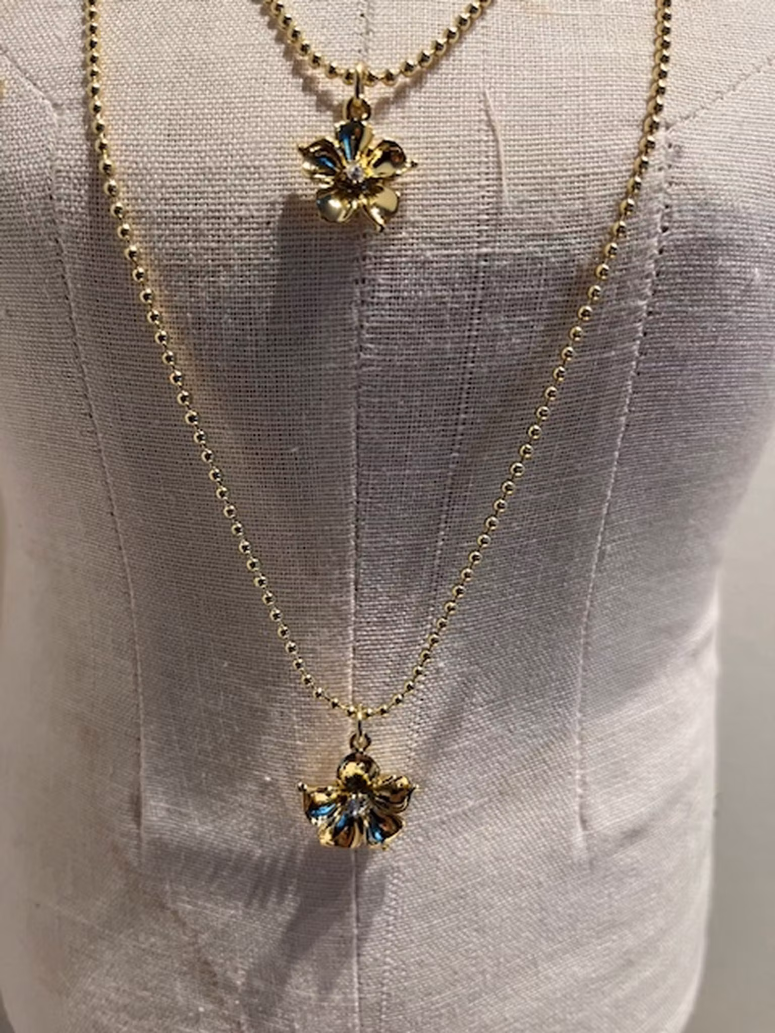 La fleur dubbelt halsband i guldfärg med vita stenar Ioaku