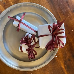 Paketinslagning vitt papper vinröttsnöre