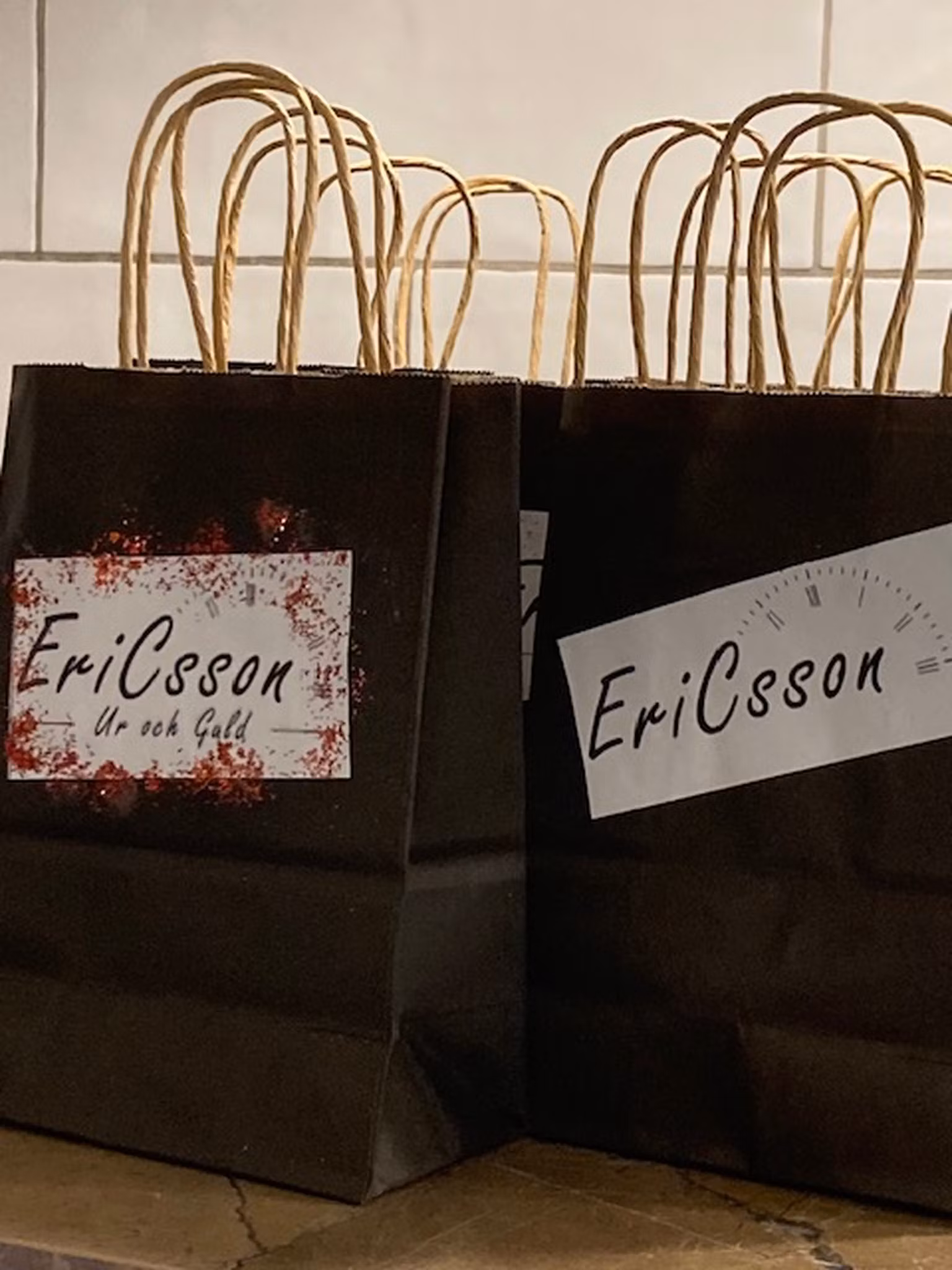 svart presentpåse med logga