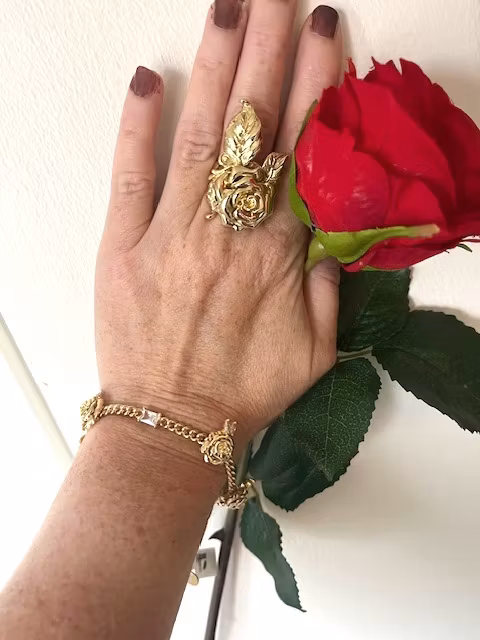 Nostalgie armband ioaku guld armband med ros berlocker och vita stenar