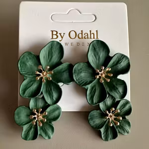 Gröna dubbla blomörhängen by odahl