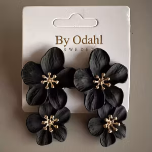 Svarta dubbla blomörhängen by odahl