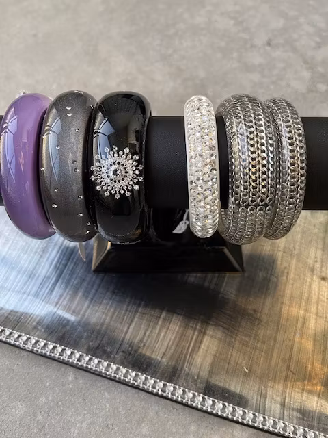Sif Jakobs Armring i resin med inbäddade pansarkedjor