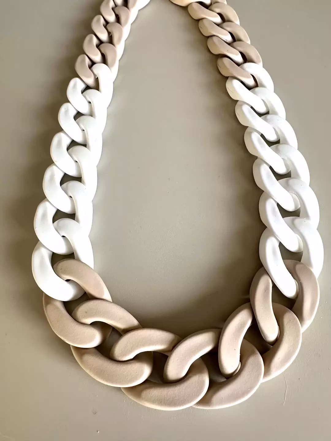 By Odahl halsband beige vitt