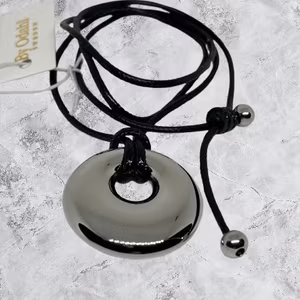 Runt stål hänge med svart snodd By Odahl