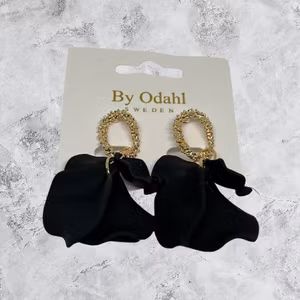 By Odahl Örhänge svarta med guld detalj