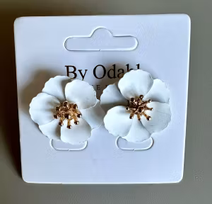Vita blom örhängen  studs by odahl