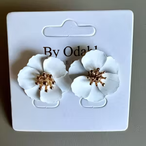 Vita blom örhängen  studs by odahl
