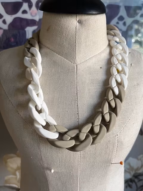 Beige vitt halsband by odahl mocca mousse