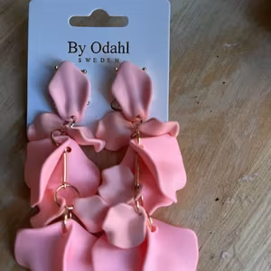 Rosa hängande blad örhänge  by odahl