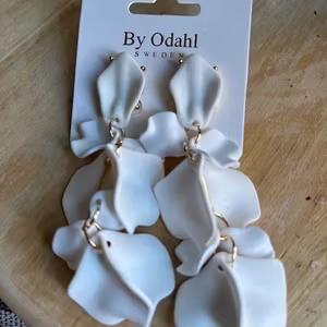 Vita örhängen  blad  by odahl