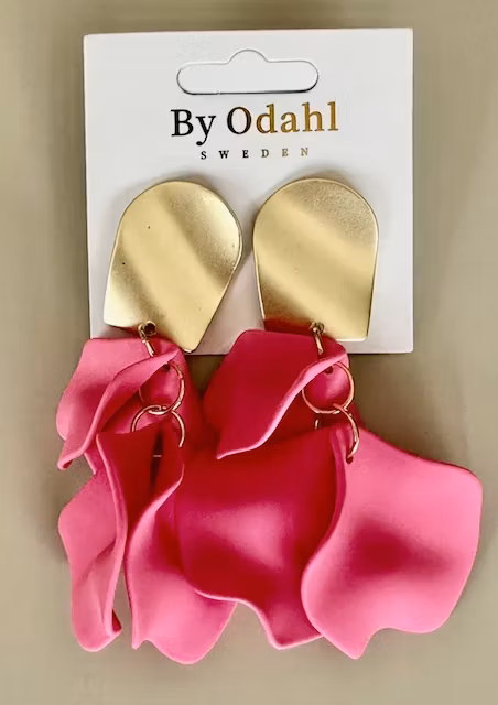 cerise löv örhänge med stor guldplatta by odahl