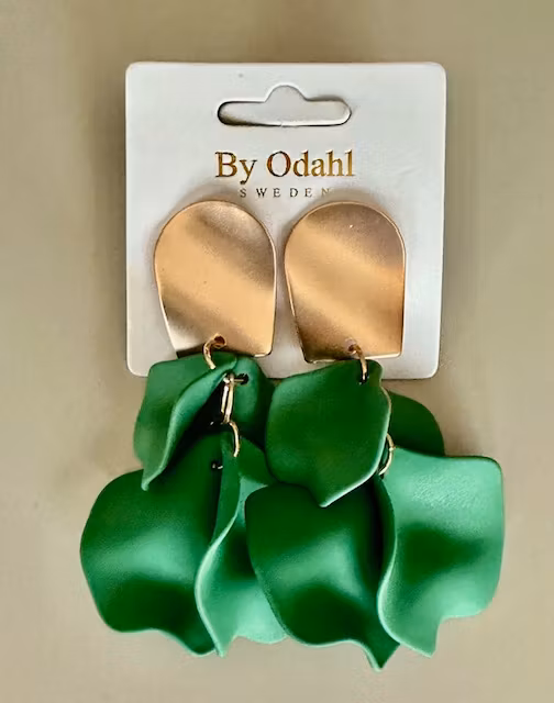 Gröna löv örhänge med stor guldplatta by odahl