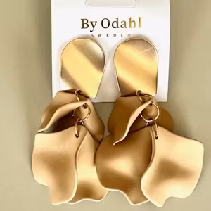 Beige Lövörhänge guldplatta by odahl