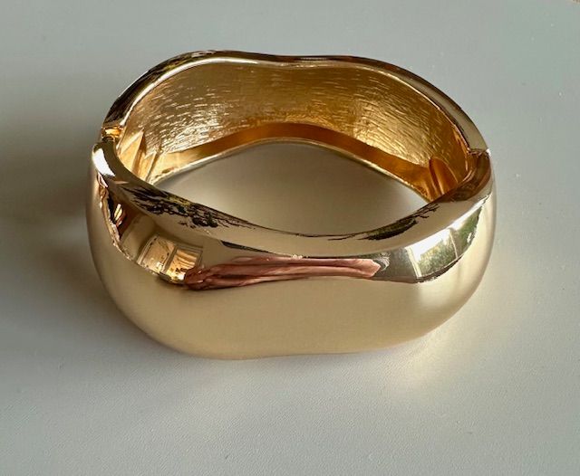 guldfärgad bred armring armband öppningsbar By odahl