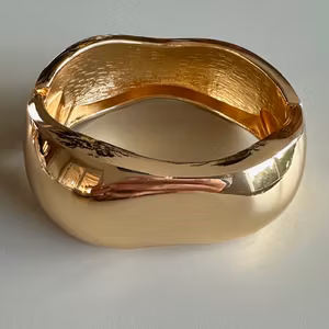 Guldfärgat armband. by odahl