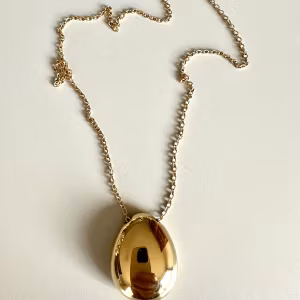 Droppe  stor guldfärgad med kedja by odahl