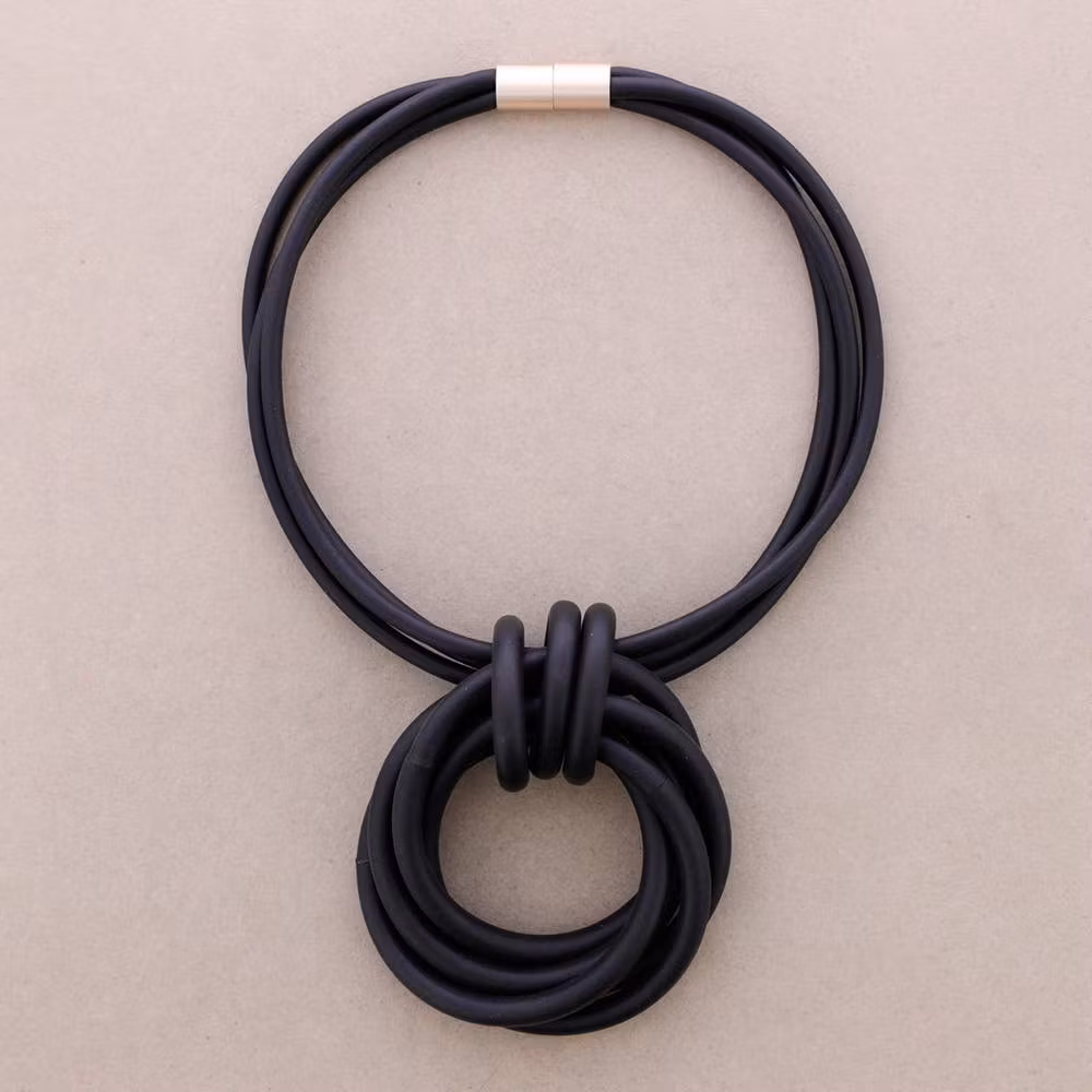Svart stort kort halsband i gummi  Sonata