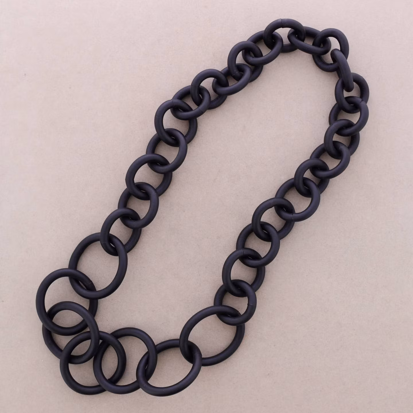 Svart långt halsband gummi ringar sonata