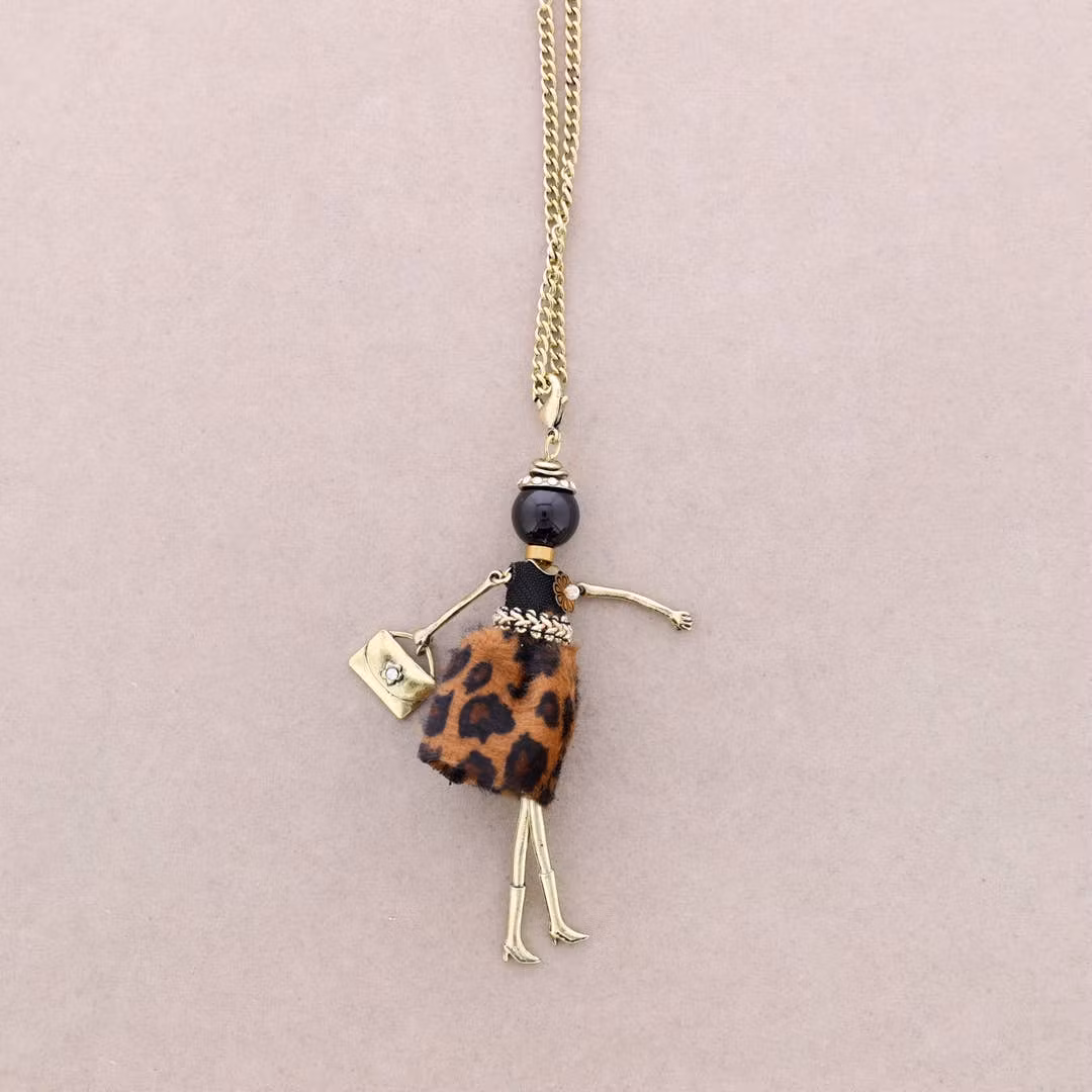 Docka halsband leopardklänning guldkedja Sonata
