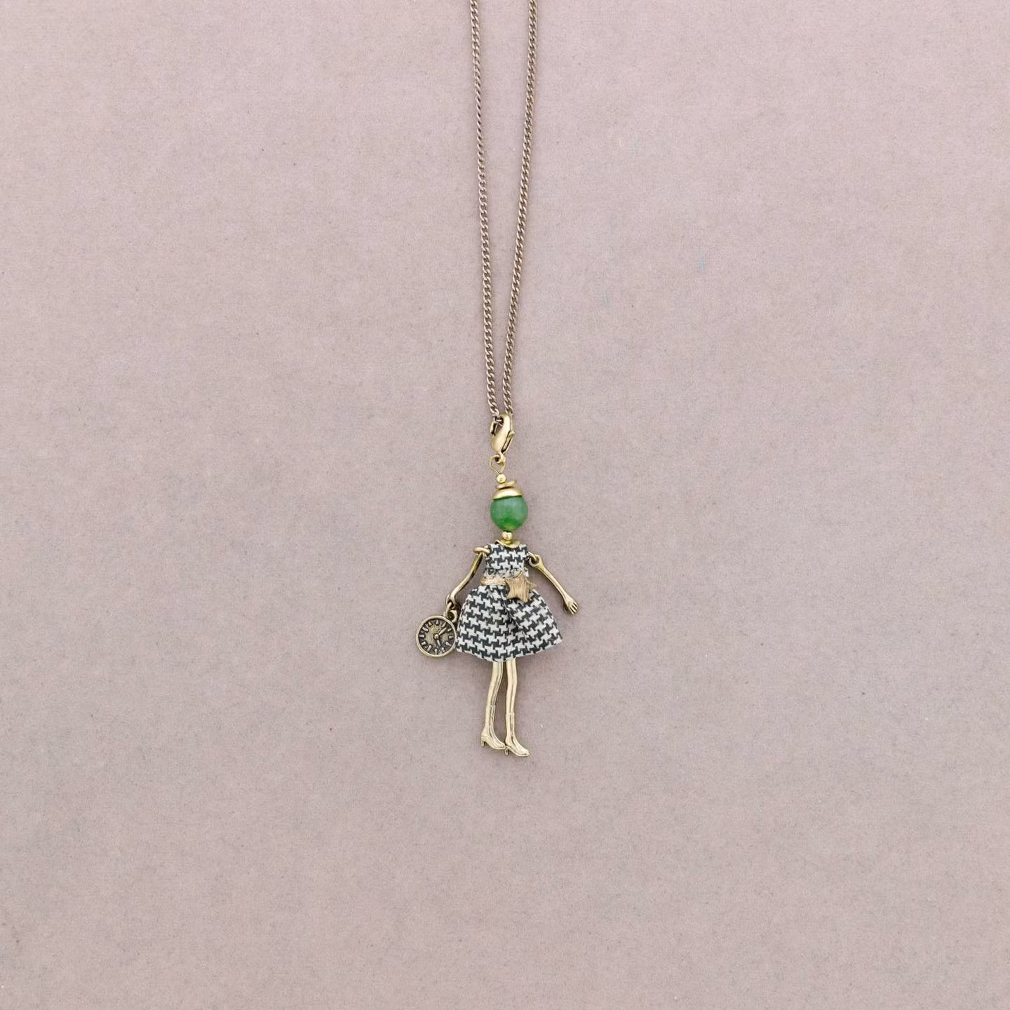 Docka halsband grönklänning guldkedja Sonata