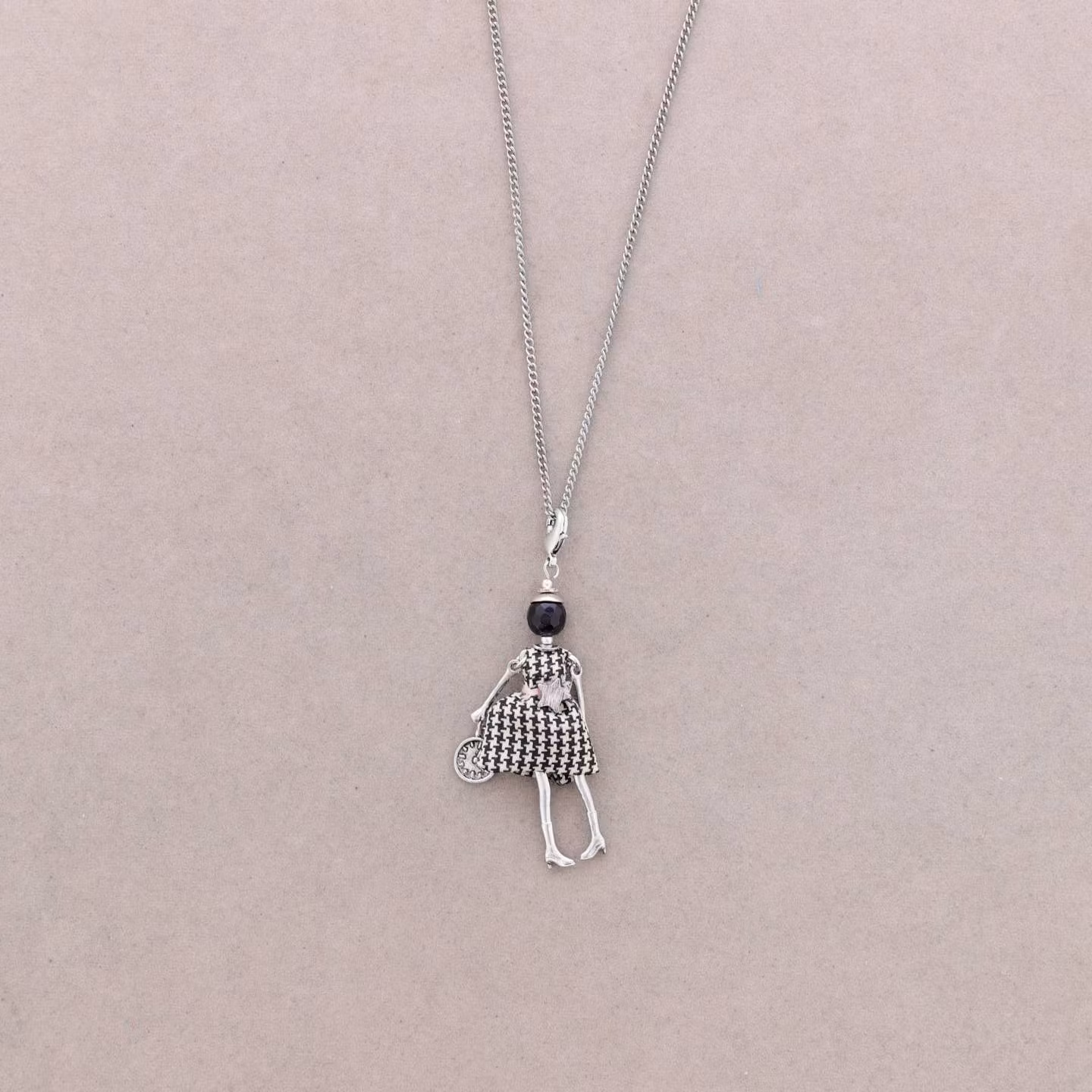 Docka halsband silverkedja svartvit klänning Sonata