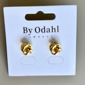 Örhängen mini knut guld by odahl