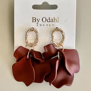 Örhängen bordeaux  blad med guld på by odahl