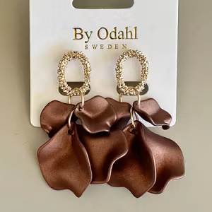 Blad örhänge mörkbrun silk guld by odahl