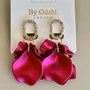 Blad örhänge Mörk Fuchsia silk guld by odahl