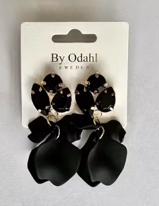 Svarta löv kristall örhängen by odahl