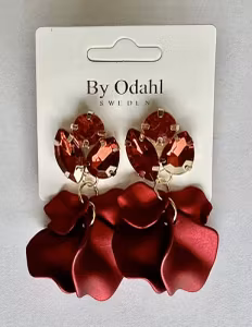 Röda löv kristall örhänge by odahl