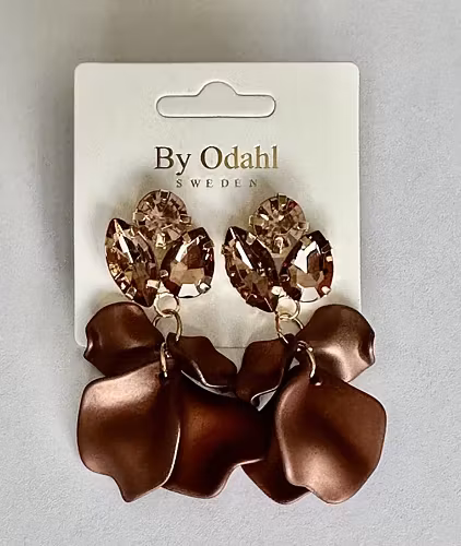 bruna kristal löv örhänge by odahl