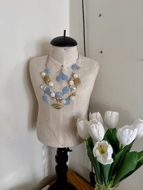 Halsband mix ljusblått vitt i flera längder  och ljusblåa örhänge