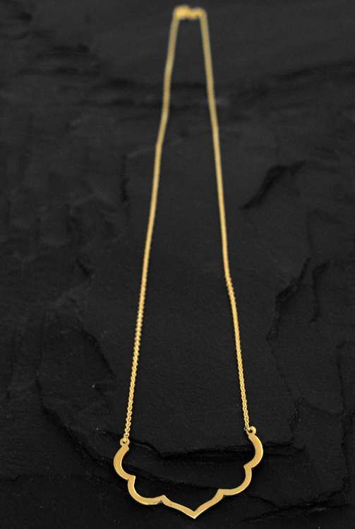 LOTUS HALSBAND FÖRSILVRAD MÄSSING